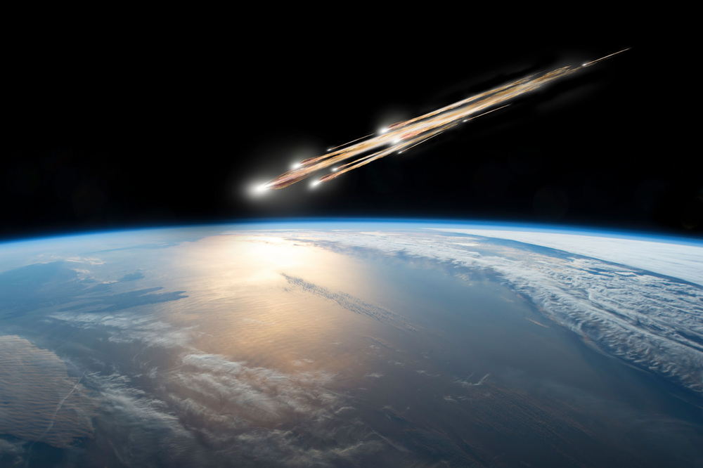 A meteor streaks towards a collision with Earth as it breaks up over the ocean. AKG5784510 © akg-images / Marc Ward / Stocktrek Images