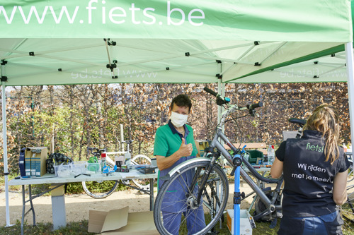 Fiets! voert 140 essentiële fietsherstellingen uit voor zorgverleners uit Mechelen