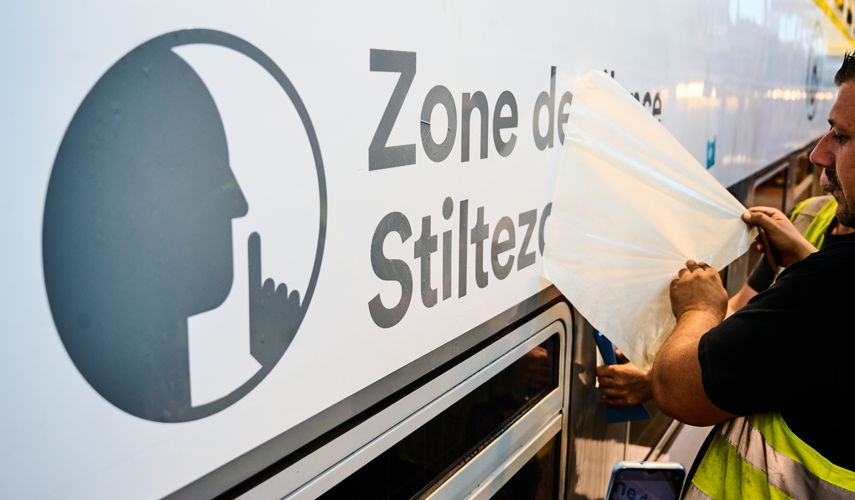 NMBS-personeel zal de komende maanden de stickers en pictogrammen aanbrengen.
