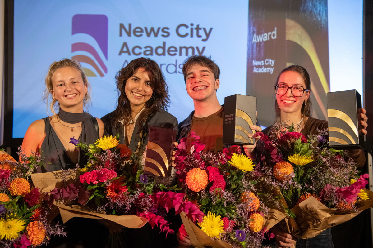 De kersverse winnaars van de News City Academy Awards: Maya Teughels, Mikaela Pimentel, Arne De Bleser en Emma Felix