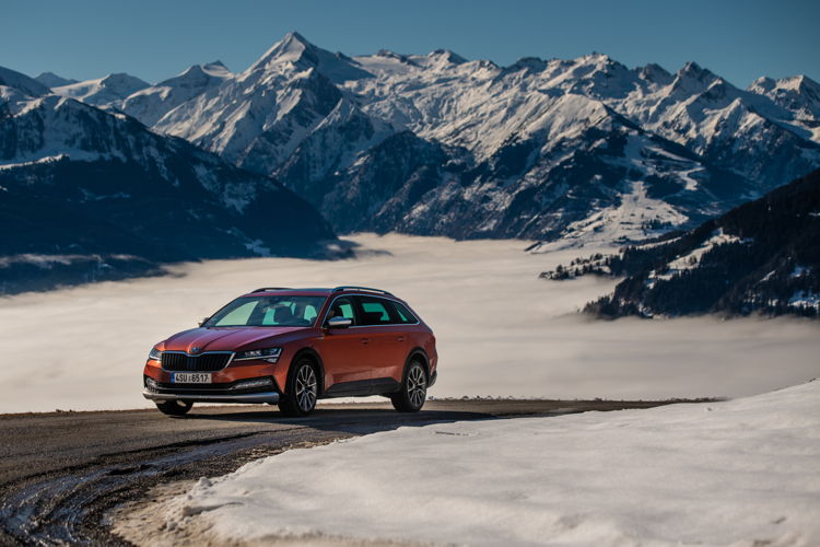 The ŠKODA SUPERB SCOUT, launched in mid-2019,
has established itself as an integral part of the product
range. This is thanks in part to its striking appearance
with a rugged front apron and aluminium-effect
underbody protection.