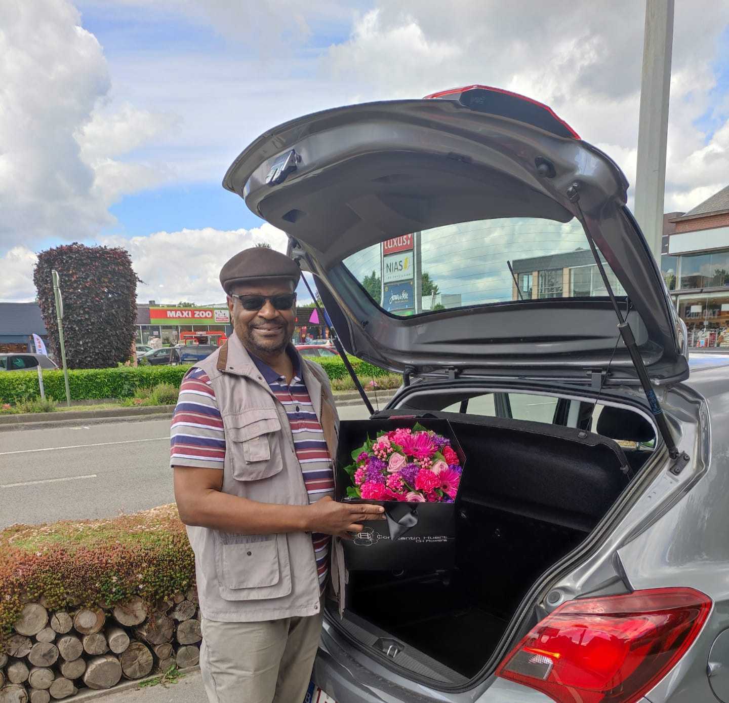 Shopper Simon Wamushala (70) tijdens een zomerse levering
