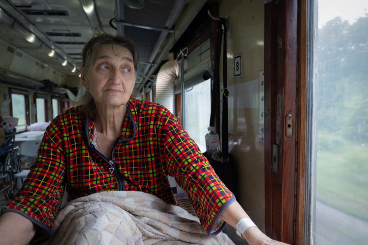 Tetiana, 71, is being transferred by the MSF medical evacuation train from the Donetsk region in Ukraine. Copyright: Linda Nyholm/MSF Tetiana, 71, is being transferred by the MSF medical evacuation train from the Donetsk region in Ukraine. Copyright: Linda Nyholm/MSF