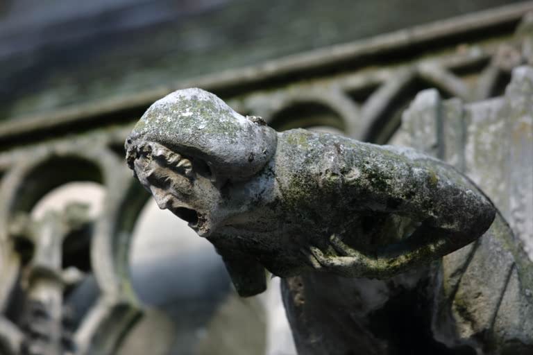 Stone gargoyle in the form of a screaming old woman, on the Basilique Saint-Urbain de Troyes. AKG5602196 © akg-imges / Manuel Cohen