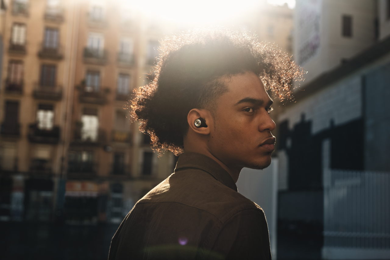 MOMENTUM True Wireless 2’s ANC-funksjon fungerer perfekt sammen med god passiv støykansellering for å minimere distraksjoner uten at det går utover lydkvaliteten.
