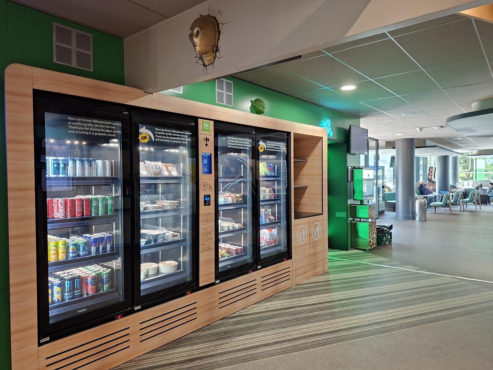 Offre gourmande non-stop à l’hôtel grâce à l’IA : Carrefour et Accor lancent un micro-magasin BuyBye dans un hôtel ibis Styles