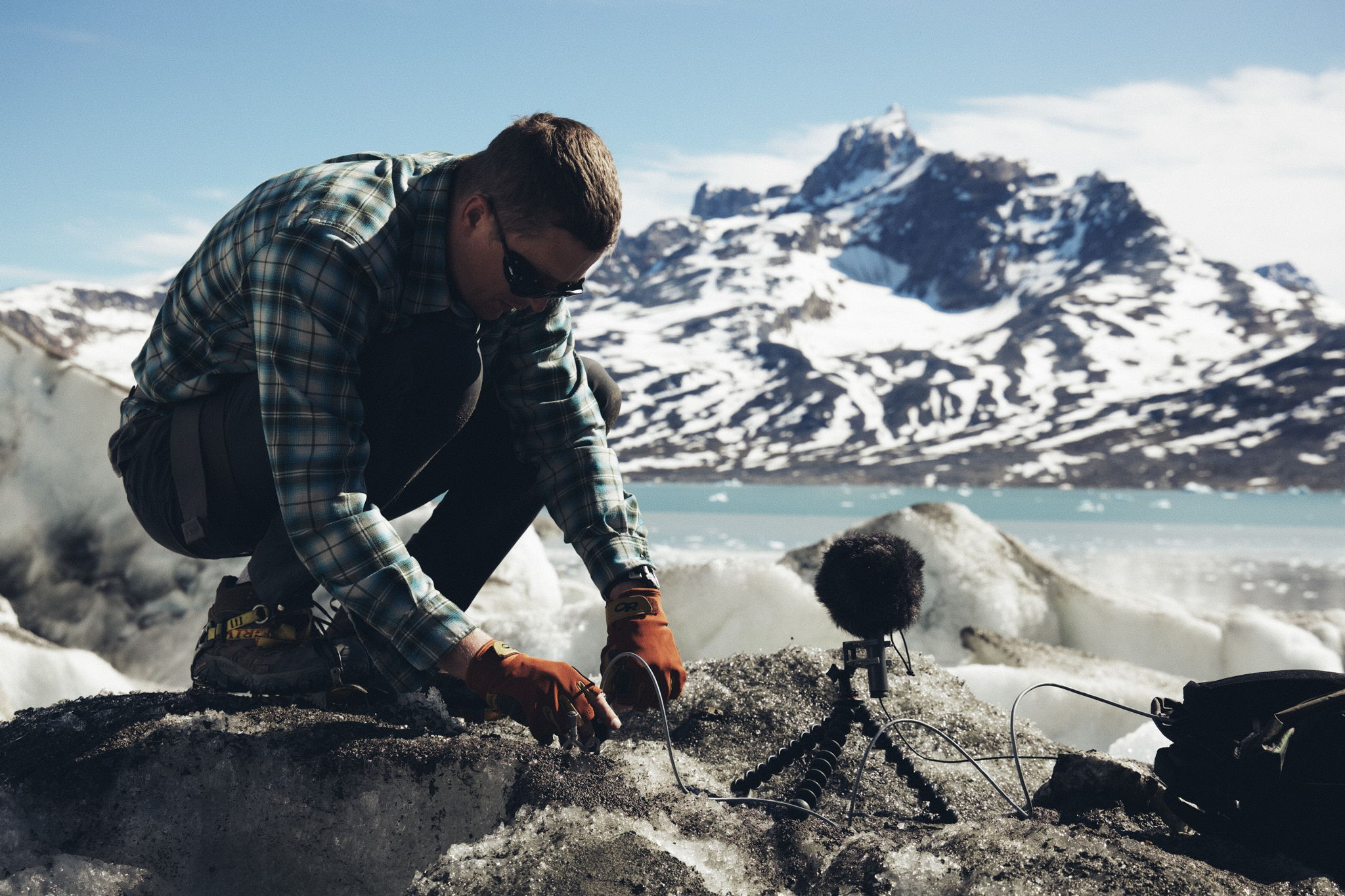 Montaje de un MKH 8020 y una grabadora en un glaciar (Fotografía cortesía de Thomas Rex Beverly)