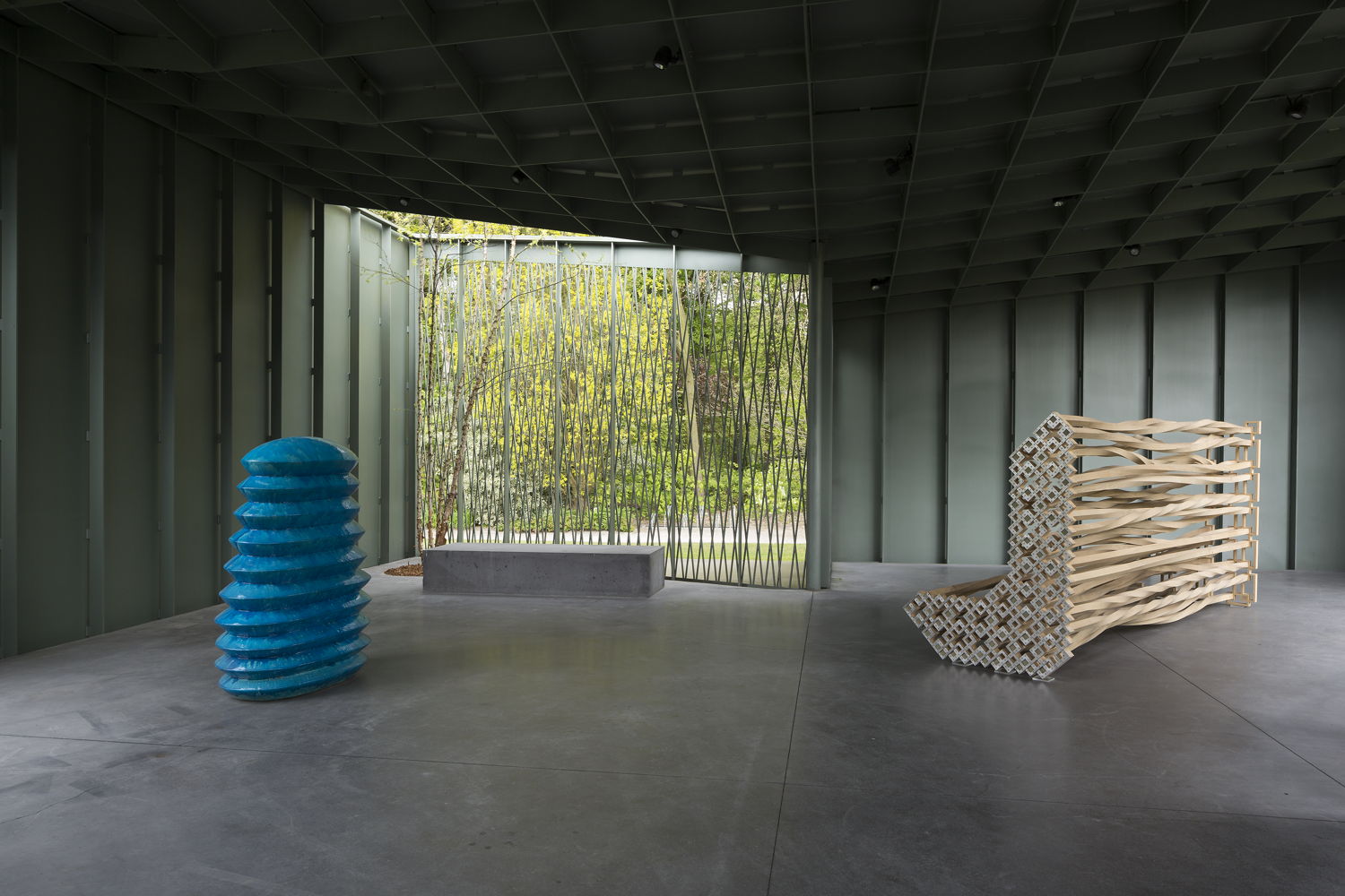 Richard Deacon, Tomorrow And Tomorrow And Tomorrow ‘B’, 1999 (links) / I Remember (3), 2013 (rechts) - Copyright and courtesy of the artist -  Foto: Werner J. Hannappel
