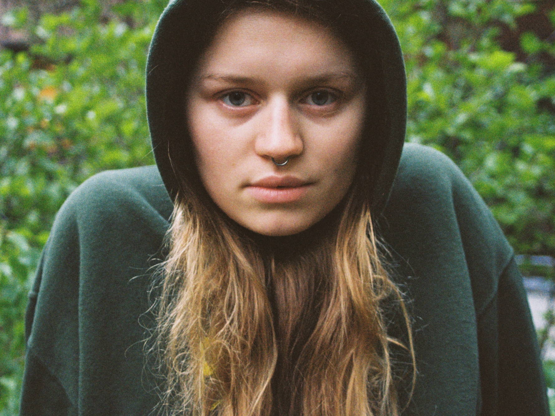 Rising Norwegian Singer-Songwriter girl in red Releases New Single "rue"