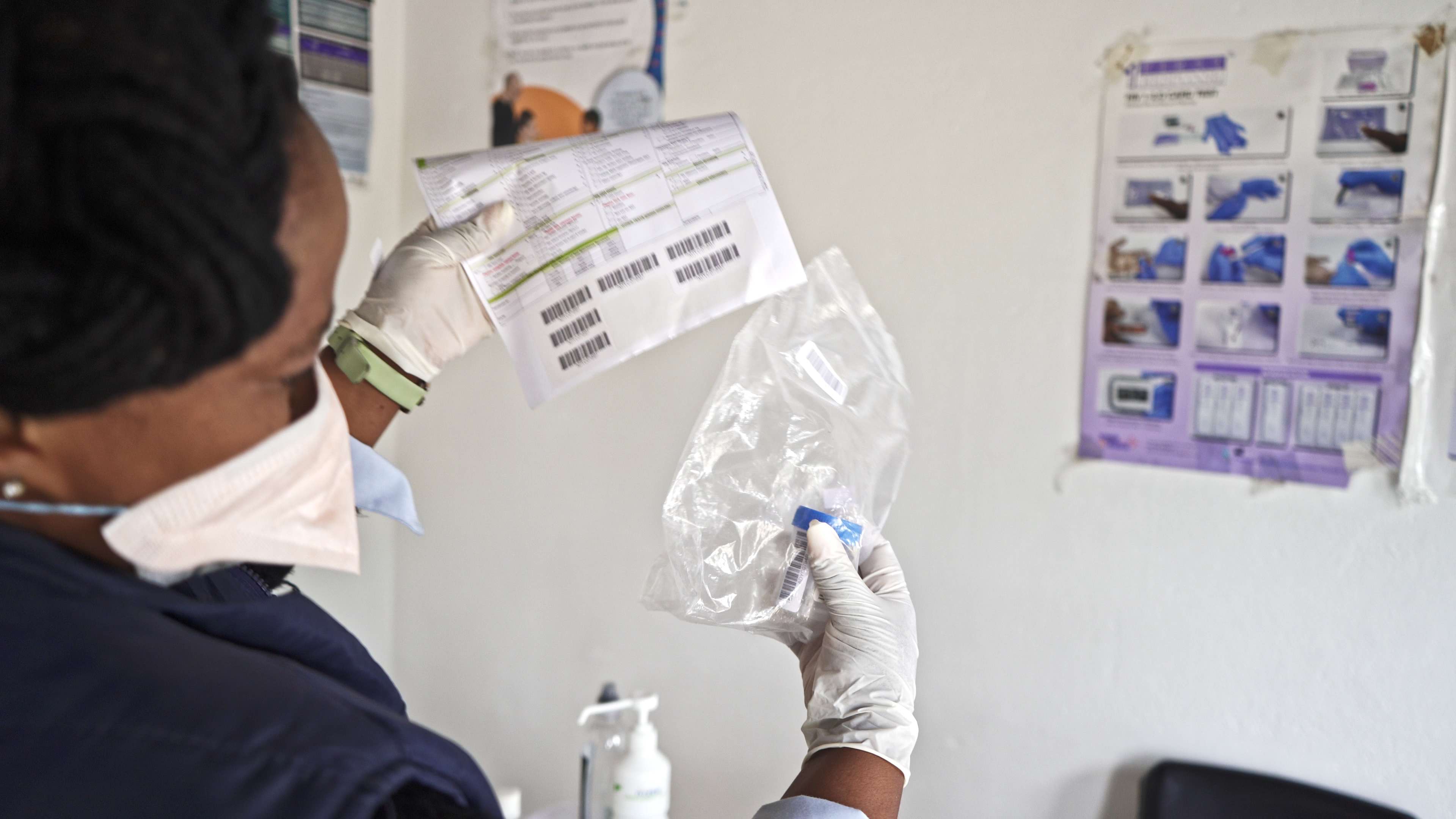Una trabajadora sanitaria comprueba un kit para recoger muestras de esputo para diagnosticar tuberculosis en un centro a las afueras de Eshowe (Sudáfrica). TADEU ANDRE/MSF Una trabajadora sanitaria comprueba un kit para recoger muestras de esputo para diagnosticar tuberculosis en un centro a las afueras de Eshowe (Sudáfrica). TADEU ANDRE/MSF