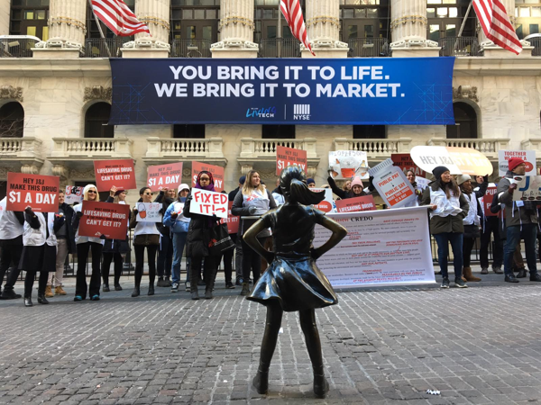 MSF protesta frente a la Bolsa de Nueva York por el precio de un medicamento de Johnson & Johnson vital para el tratamiento de la tuberculosis
