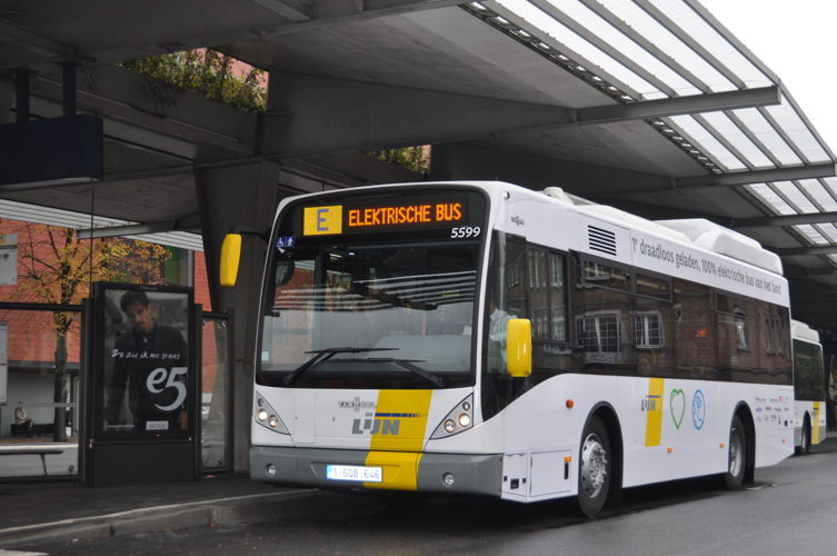 Een inductief geladen, volledig elektrische bus aan 't Zand in Brugge.