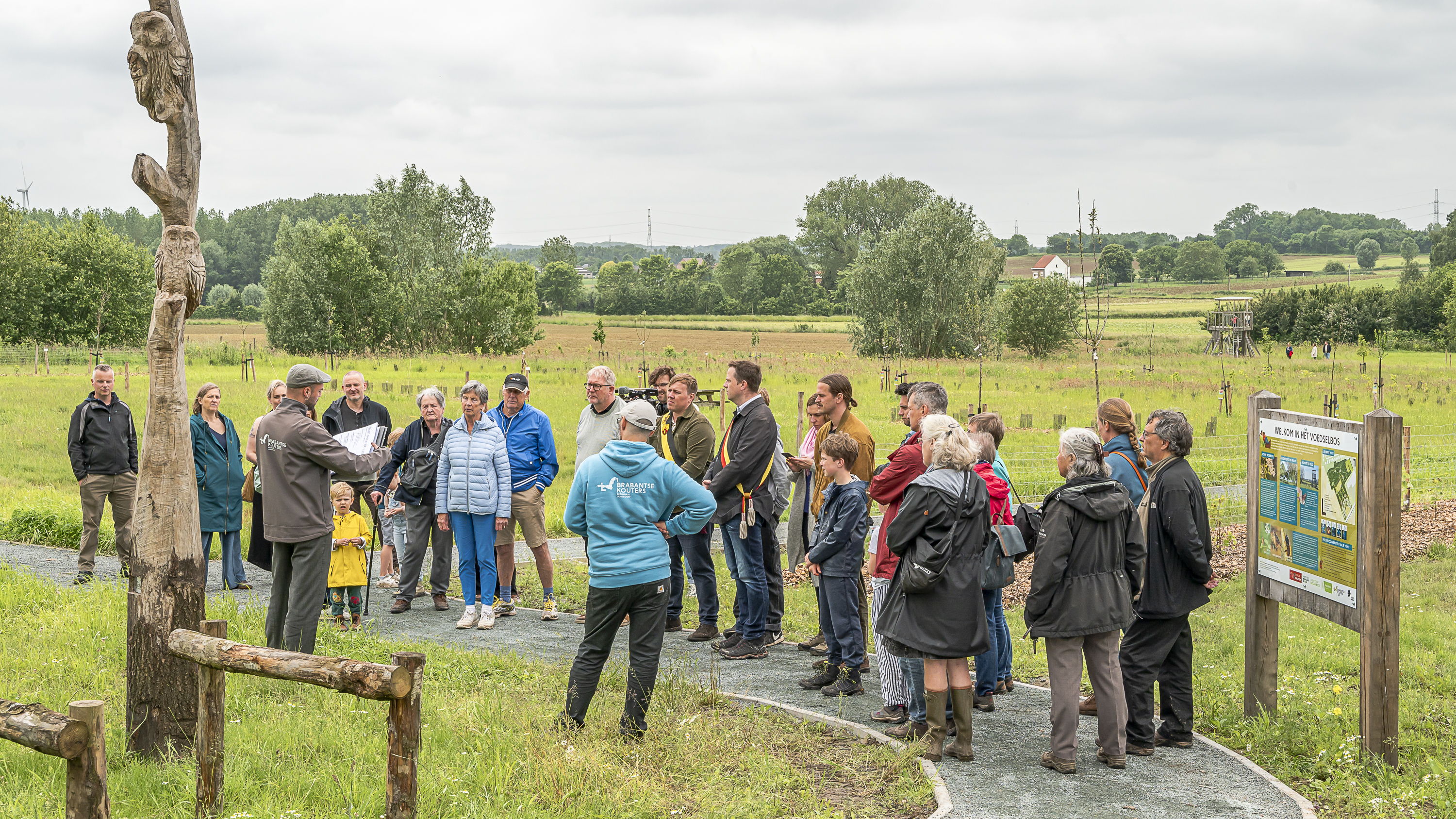 Bezoekers volgen een rondleiding doorheen het nieuwe Voedselbos. (copyright: Theo De Vos).