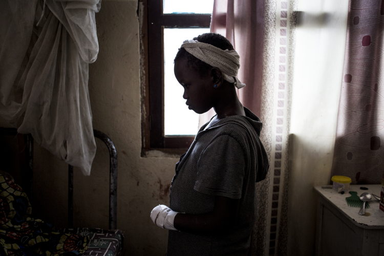Mace-Grace (11) recovers in a hospital room on 2 March 2018 in Bunia. She lost her mother, three siblings and her left hand after an attack on her village. ©John Wessels/MSF Mace-Grace (11) recovers in a hospital room on 2 March 2018 in Bunia. She lost her mother, three siblings and her left hand after an attack on her village. ©John Wessels/MSF