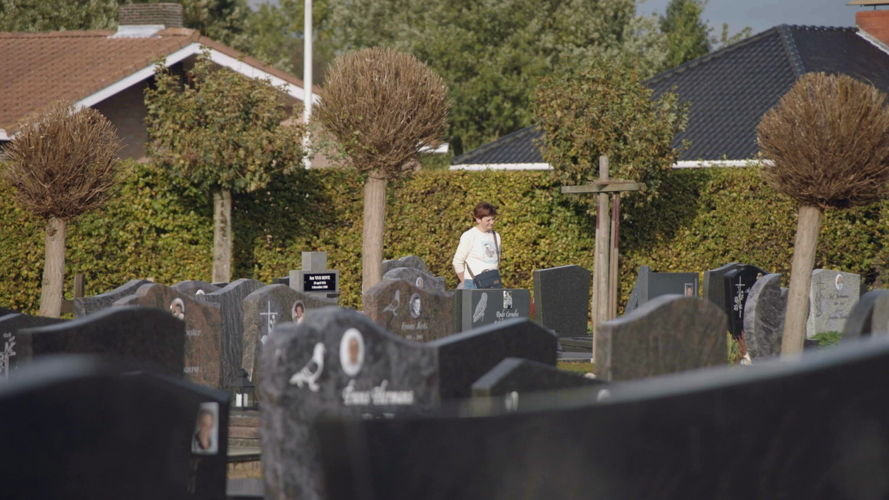 Annemie Van Camp bezoekt het graf van haar broer - (c) VRT