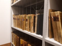 Oud archief: boekenrek Berendrecht in slechte staat