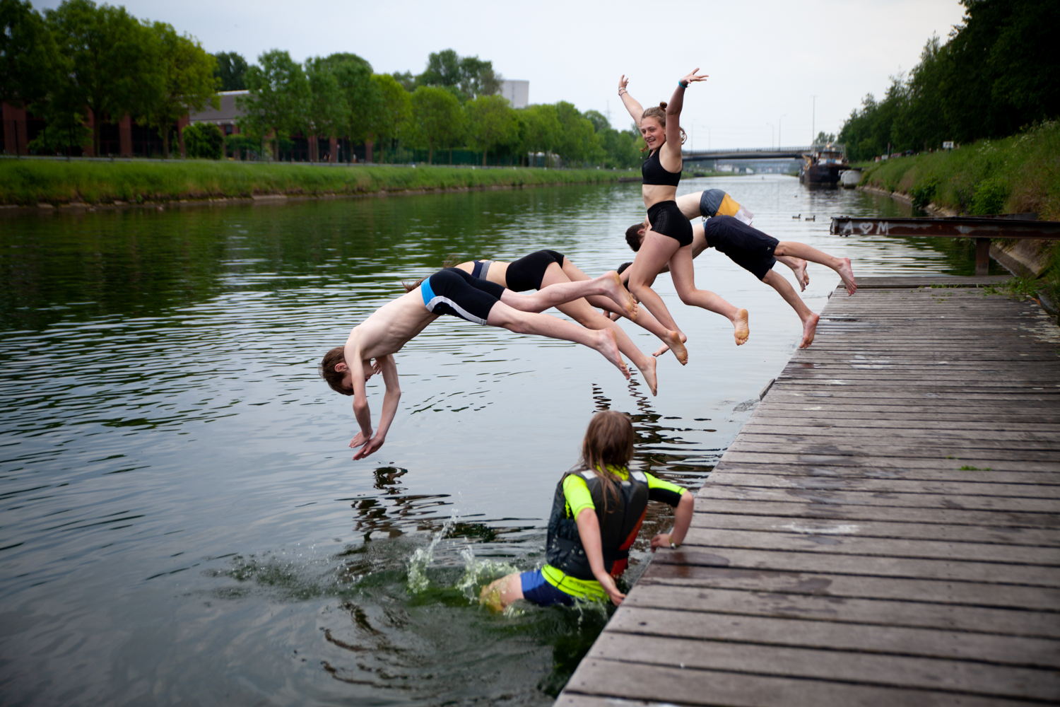 Rep je op zondag 14 juli naar één van de 14 locaties waar je aangemoedigd door heel wat kijklustigen een ‘big jump’ maakt in de plaatselijke beek of rivier.