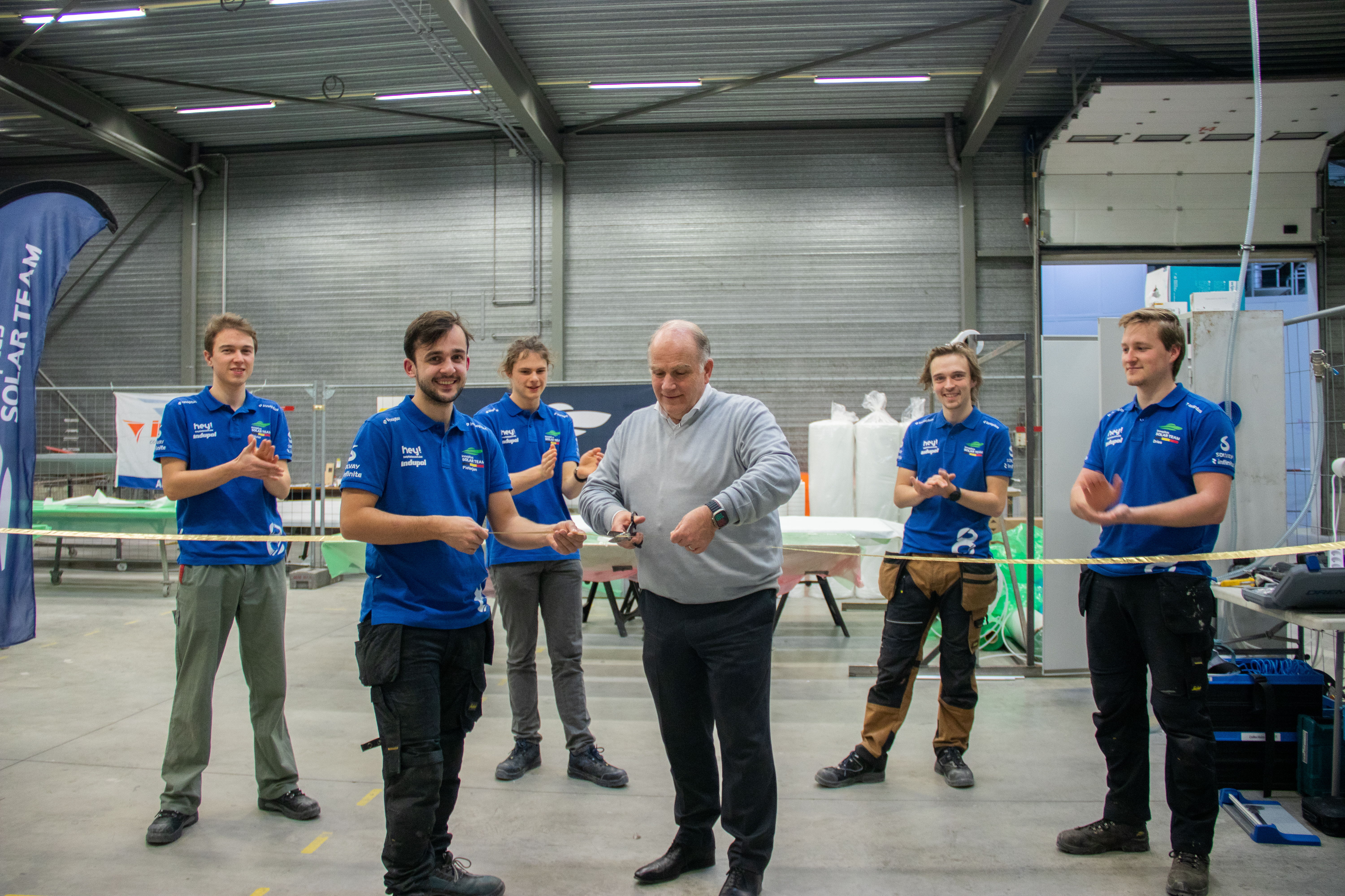 Enkele leden van het Innoptus Solar Team samen met Frank Jansen, gedelegeerd bestuurder bij INDUPOL INTERNATIONAL NV