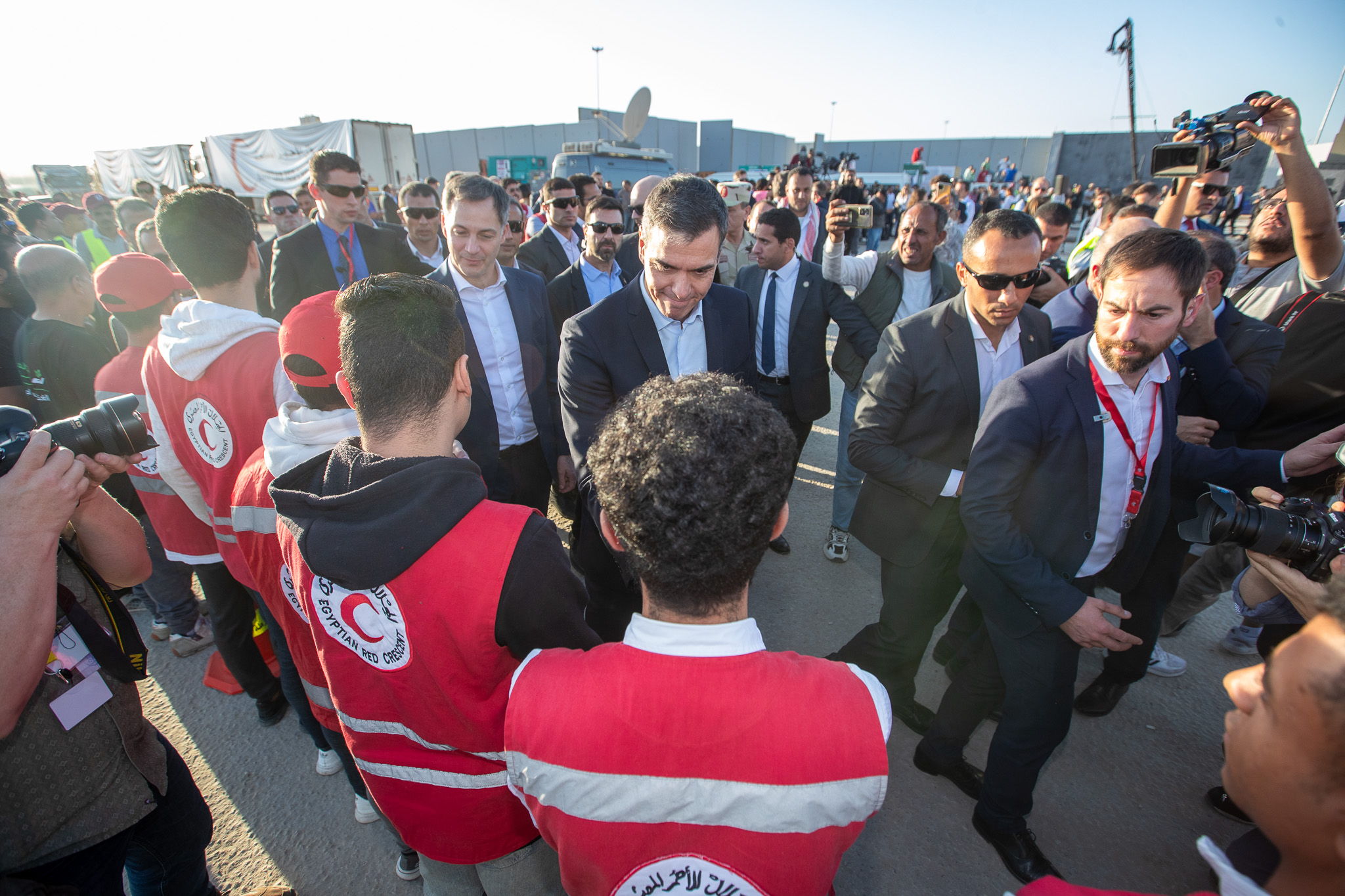 Prime Minister of Spain Pedro Sanchez and Belgian Prime Minister Alexander De Croo meet Red Cross workers at Rafah border crossing ©BELGA PHOTO NICOLAS MAETERLINCK