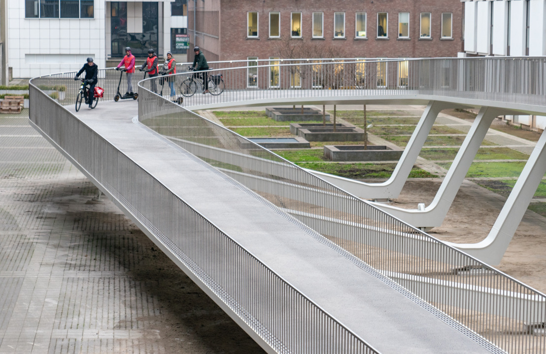 Nieuwe fietshelling geopend aan Parkbrug op Eilandje