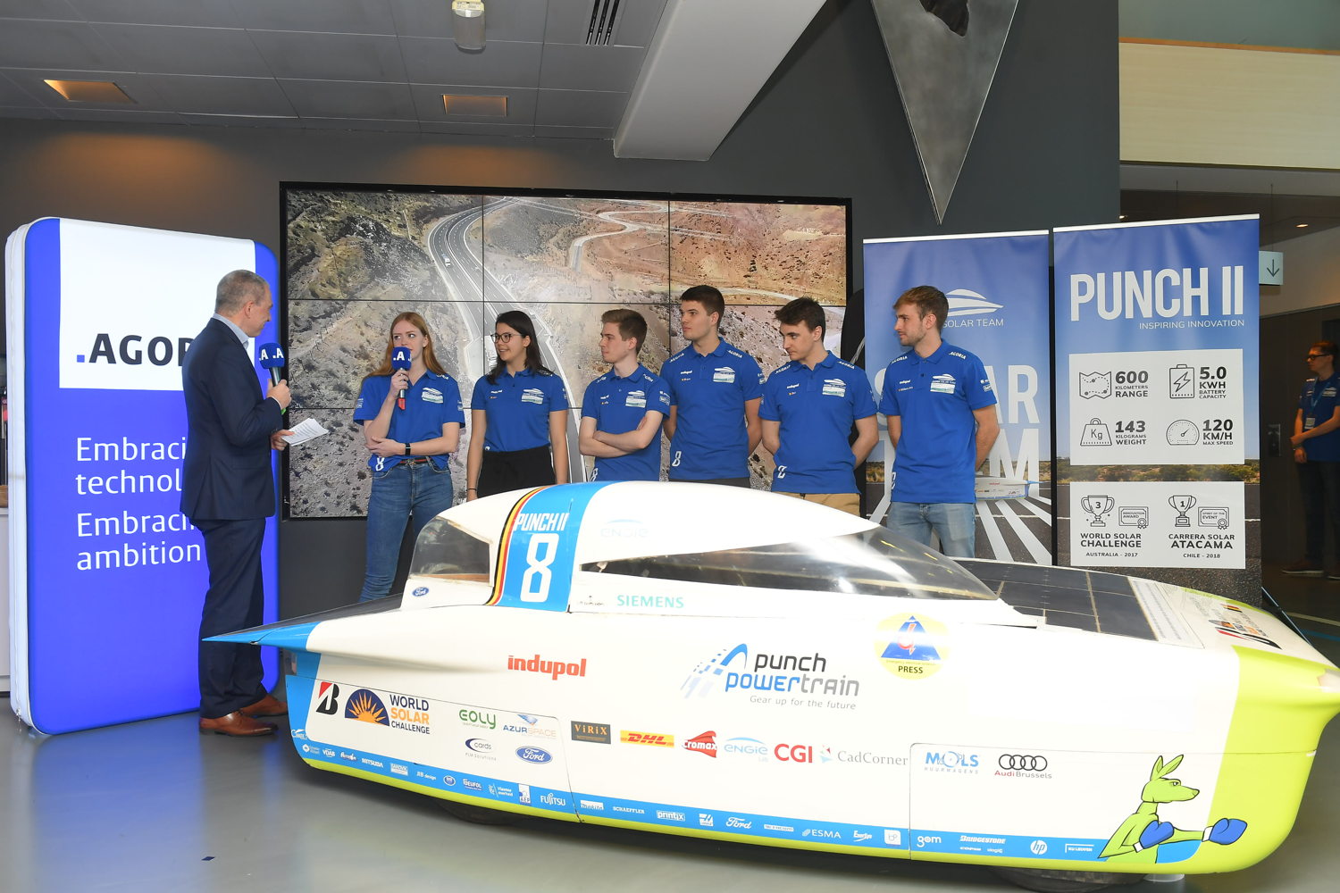 Marc Lambotte, CEO van Agoria, samen met de teamleden van het Belgische Solar Team