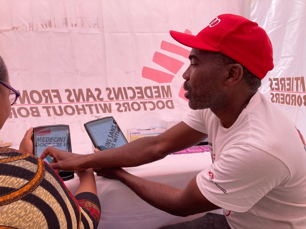 HTS Counsellor explaining to a client about the pocket clinic. Photographer: MSF. Location: Eswatini