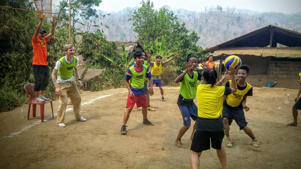 Severin Freund  spielt mit Kindern in Thailand