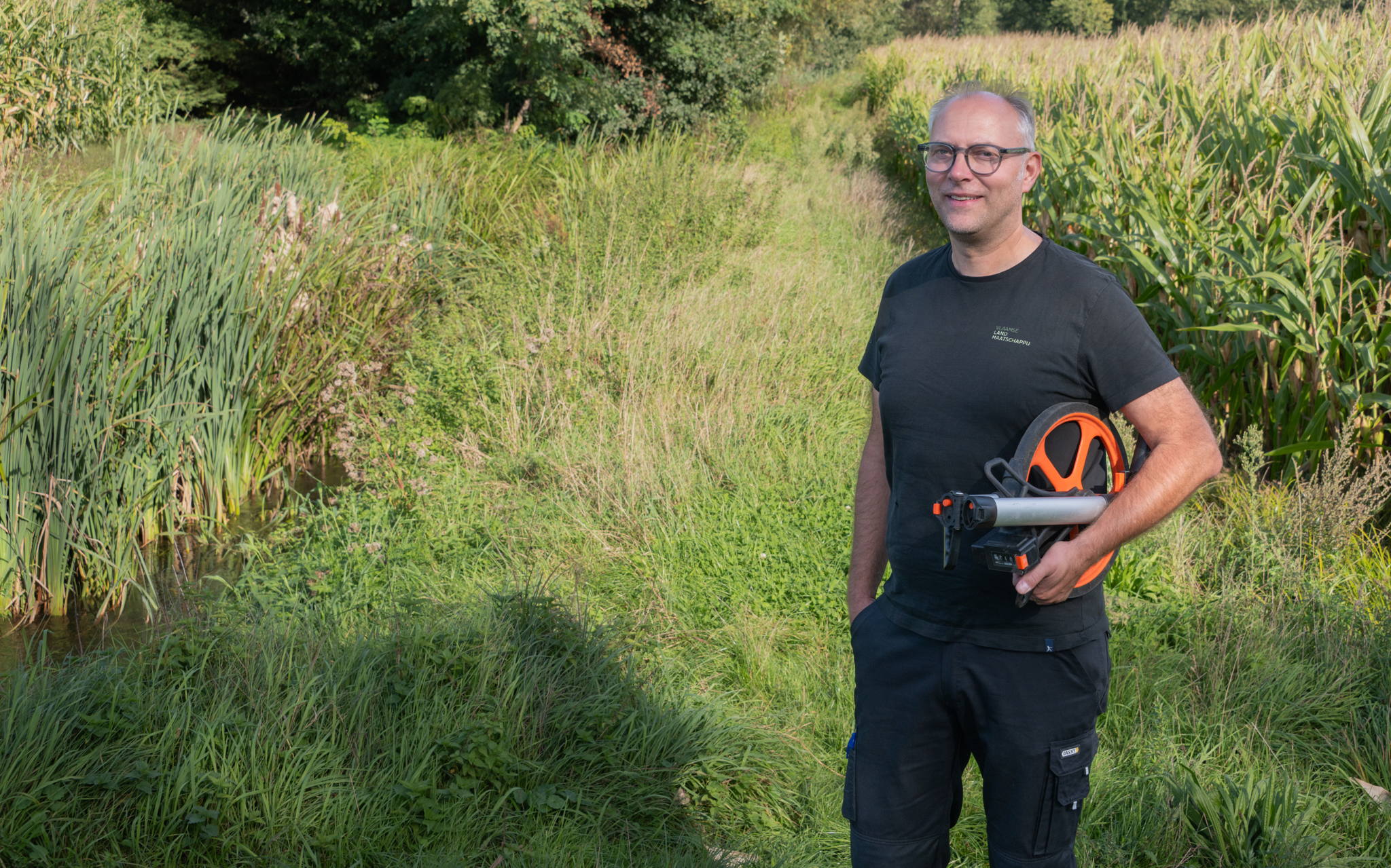 VLM-toezichthouder Maarten Vanduffel voor een beschermingsstrook, een belangrijke maatregel uit het 7de Mestactieplan om de waterkwaliteit te verbeteren. ©VLM, Leen De Neve VLM-toezichthouder Maarten Vanduffel voor een beschermingsstrook, een belangrijke maatregel uit het 7de Mestactieplan om de waterkwaliteit te verbeteren. ©VLM, Leen De Neve