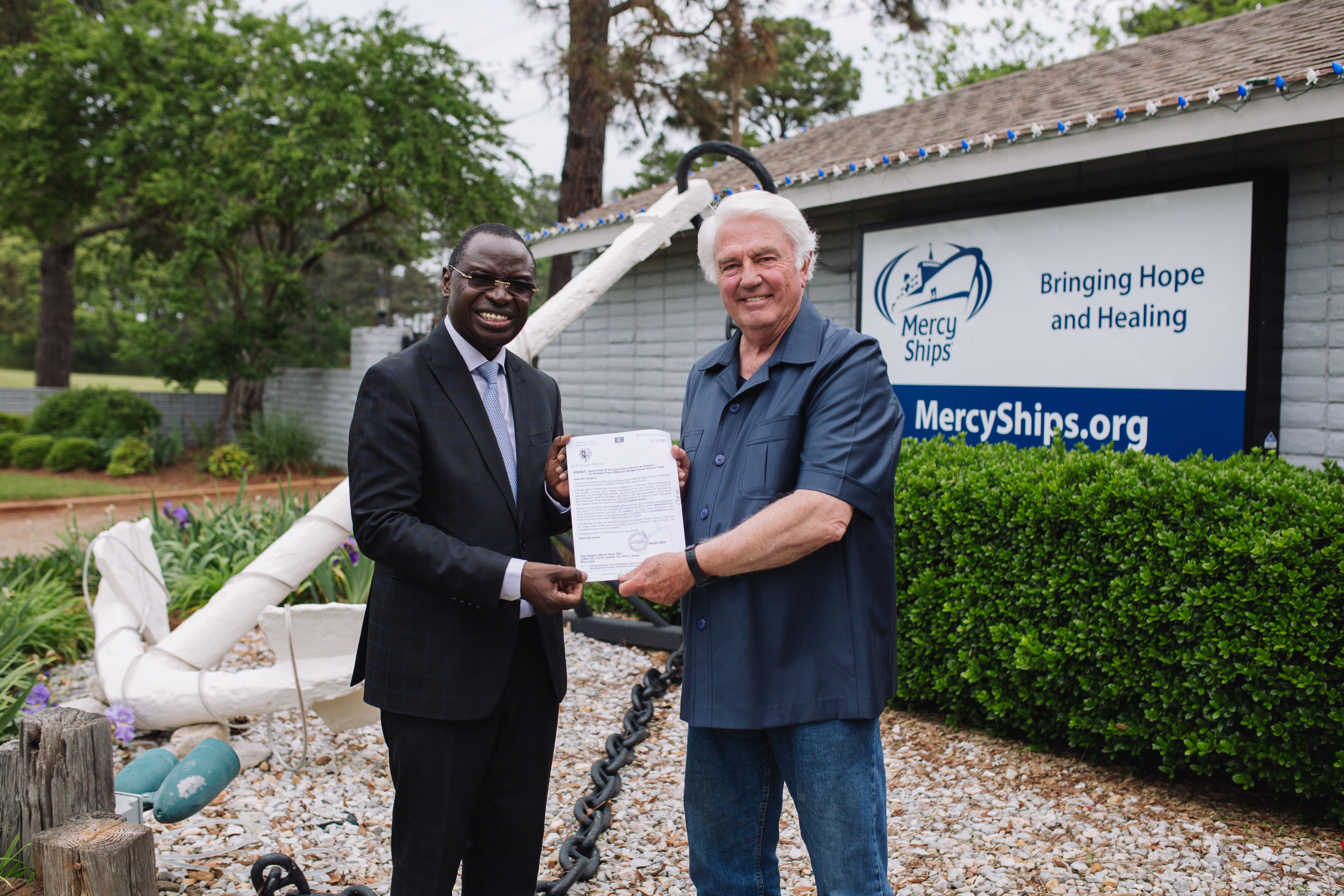 Macky Sall, Präsident des Senegal, zusammen mit Mercy Ships-Gründer Don Stephens
