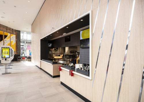 Brussel viert het nieuwe duurzame ontwerp van McDonald's Beurs 