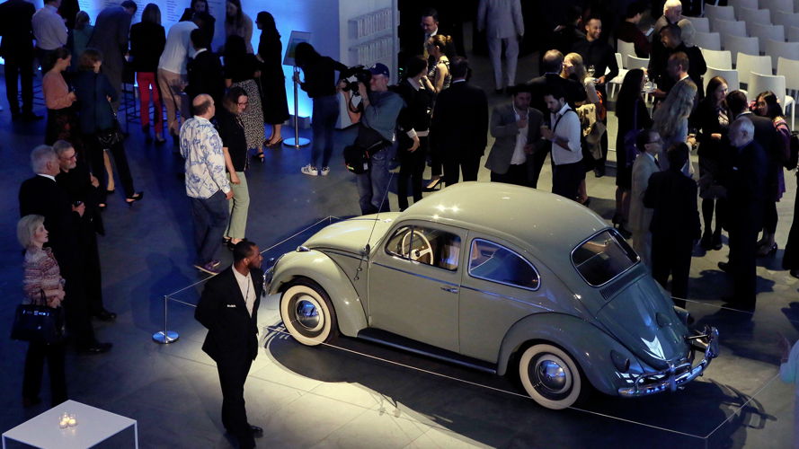 Los visitantes admiran el Beetle 1959 que se trajo del depósito de la Colección de Diseño del MoMA para el evento.