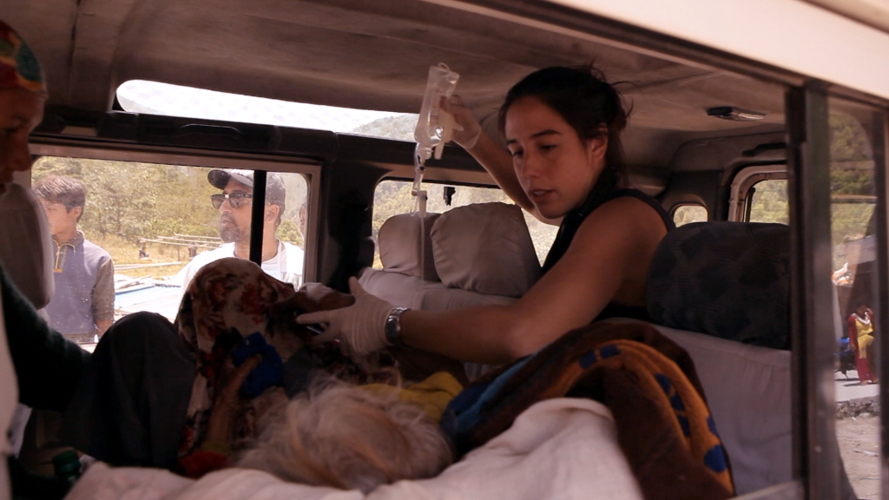 Eerste hulp in Nepal (c) VRT/Eén