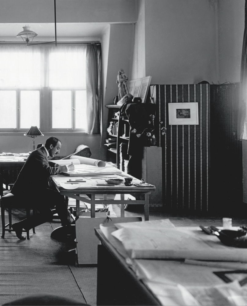 Van de Velde in his studio at the Applied Arts School, 1905. Photo: Louis Held 
