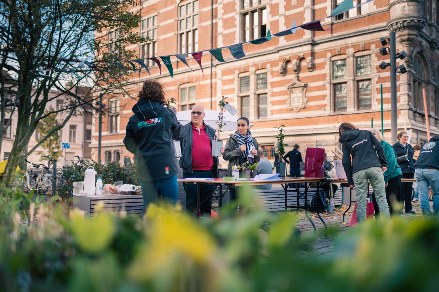 Uitdelen van bestelde plantjes ©Wim Hadermann