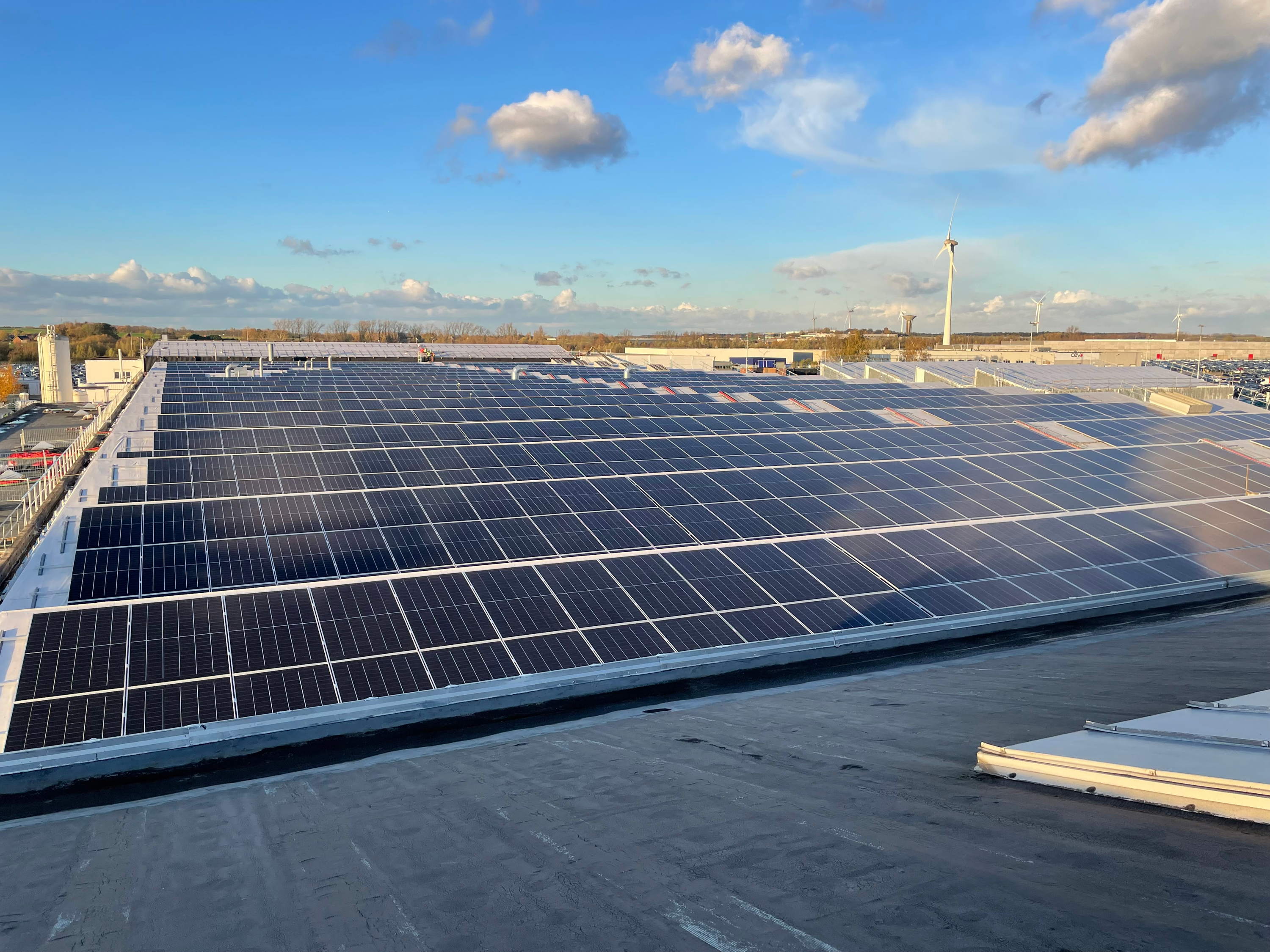 Le cap des 100 MWc photovoltaïques installés par ENGIE franchi chez Valeo à Ath en Belgique