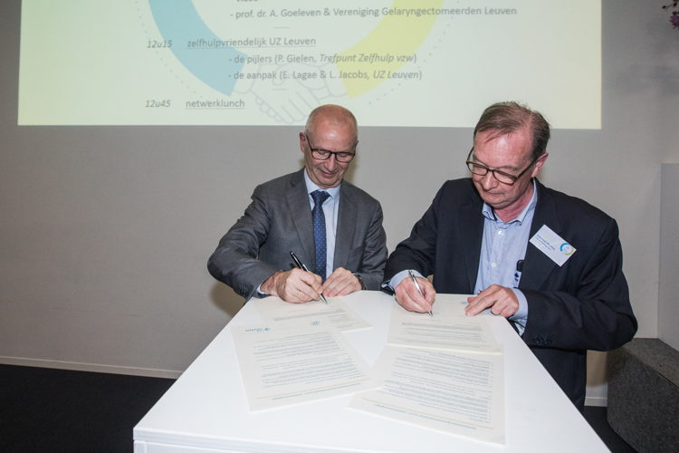 Prof. dr. Wim Robberecht (gedelegeerd bestuurder) en prof. dr. Koen Matthijs (voorzitter Trefpunt Zelfhulp vzw) ondertekenen de intentieverklaring / © UZ Leuven
