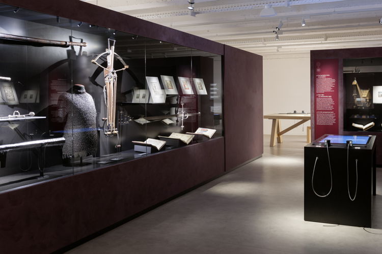 Vue générale d'une des salles du KBR museum montrant quelques-unes des oeuvres prêtées par le Musée Royal de l'Armée et d'Histoire MilitaireⒸ KBR