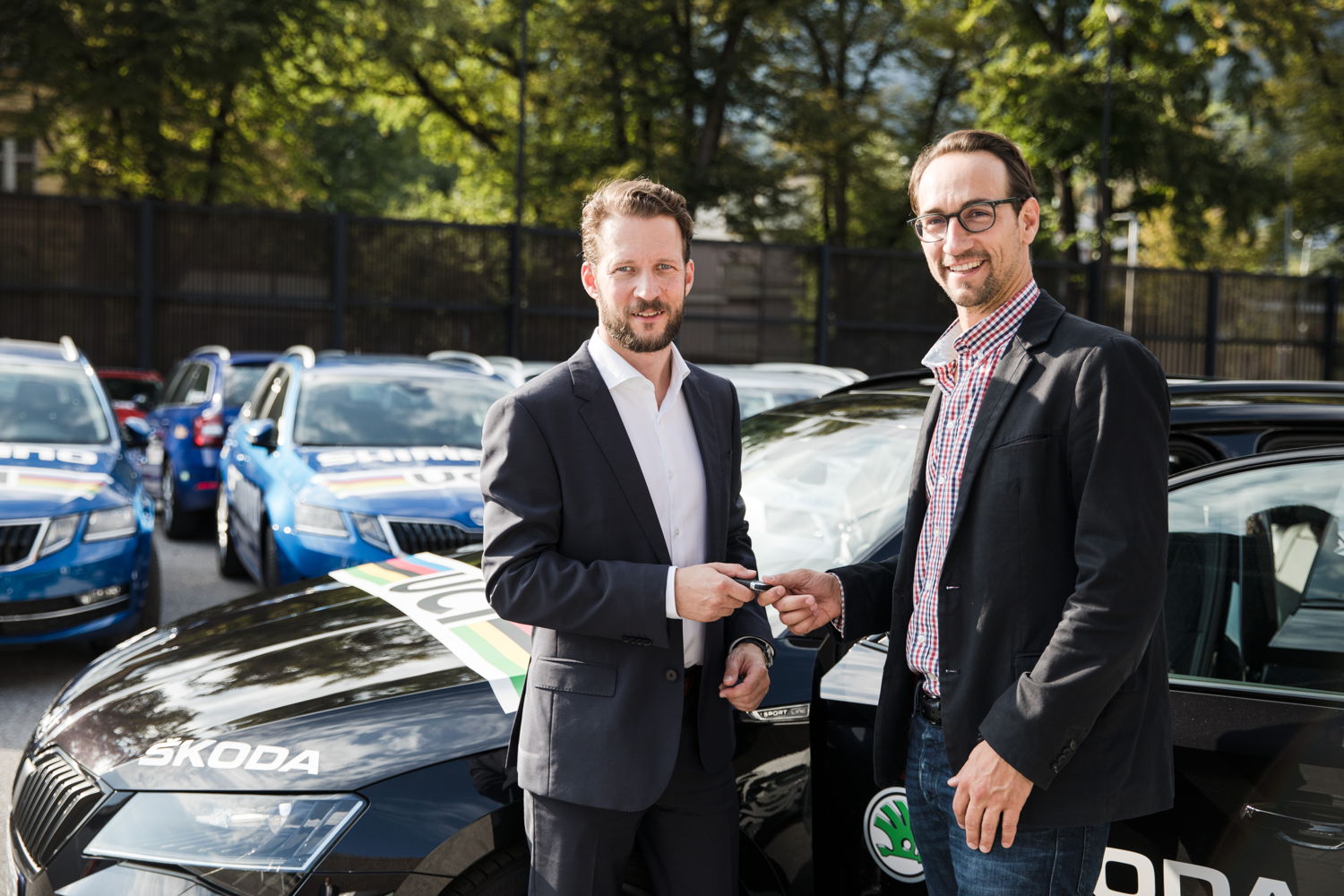 As the official Sponsor ŠKODA AUTO supports the UCI Road World Championship with a fleet of 122 vehicles. In the picture: Georg Spazier, head of the Organising Committee (Innsbruck-Tirol Rad WM 2018 GmbH) and Gregor Waidacher, representative of ŠKODA AUTO Austria (left).
