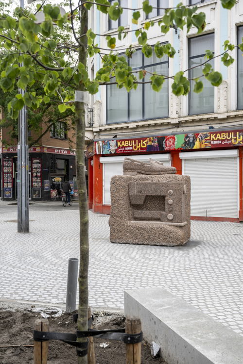Daniel Dewar & Grégory Gicquel, Granieten rots met courgette, naaimachine en loafer met kwastjes, 2025. Foto Sigrid Spinnox Daniel Dewar & Grégory Gicquel, Granieten rots met courgette, naaimachine en loafer met kwastjes, 2025. Foto Sigrid Spinnox