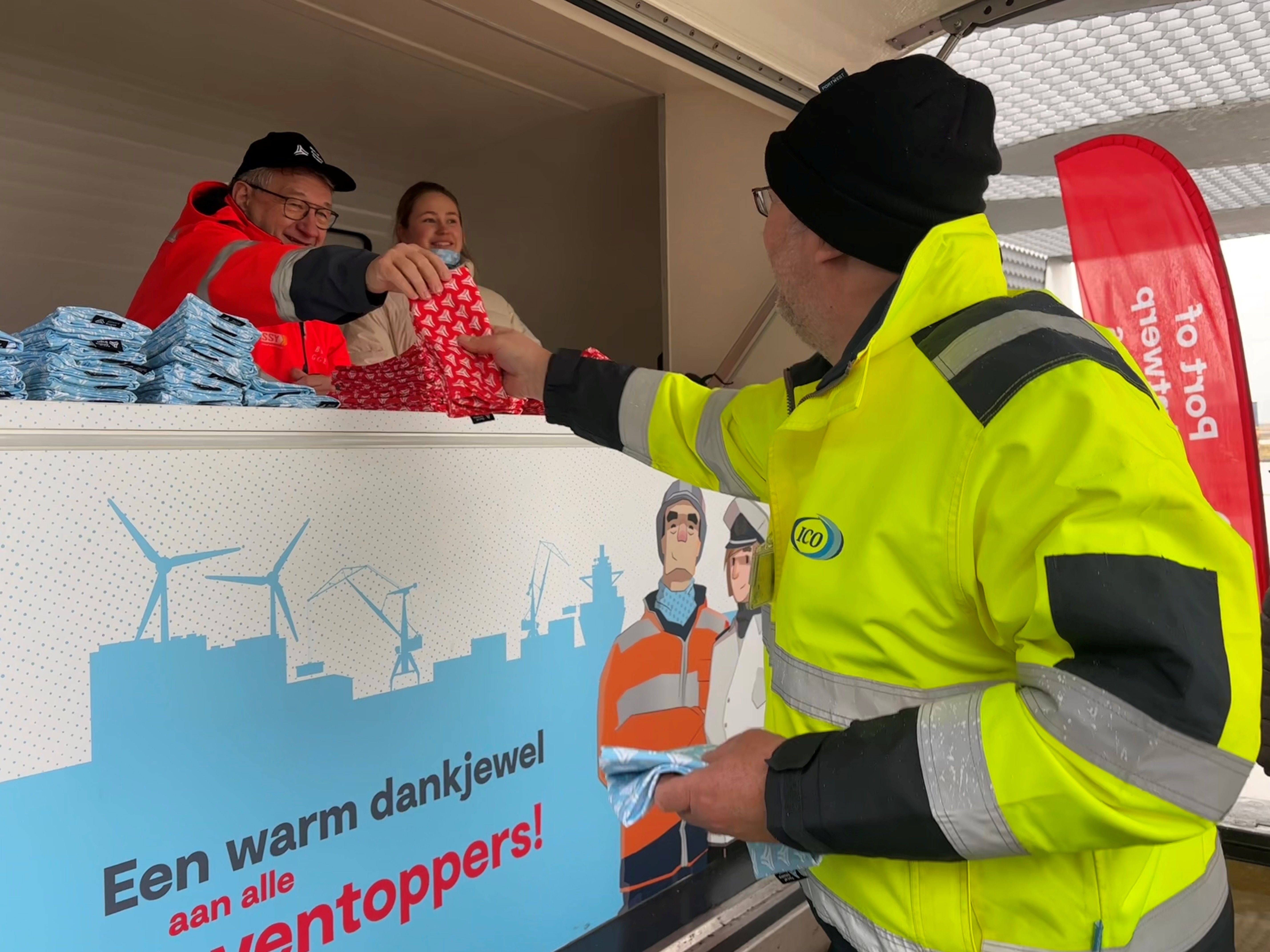 Dirk De fauw, burgemeester van de stad Brugge en ondervoorzitter van Port of Antwerp-Bruges, deelde nekwarmers uit bij rorobehandelaar International Car Operators (ICO) in Zeebrugge