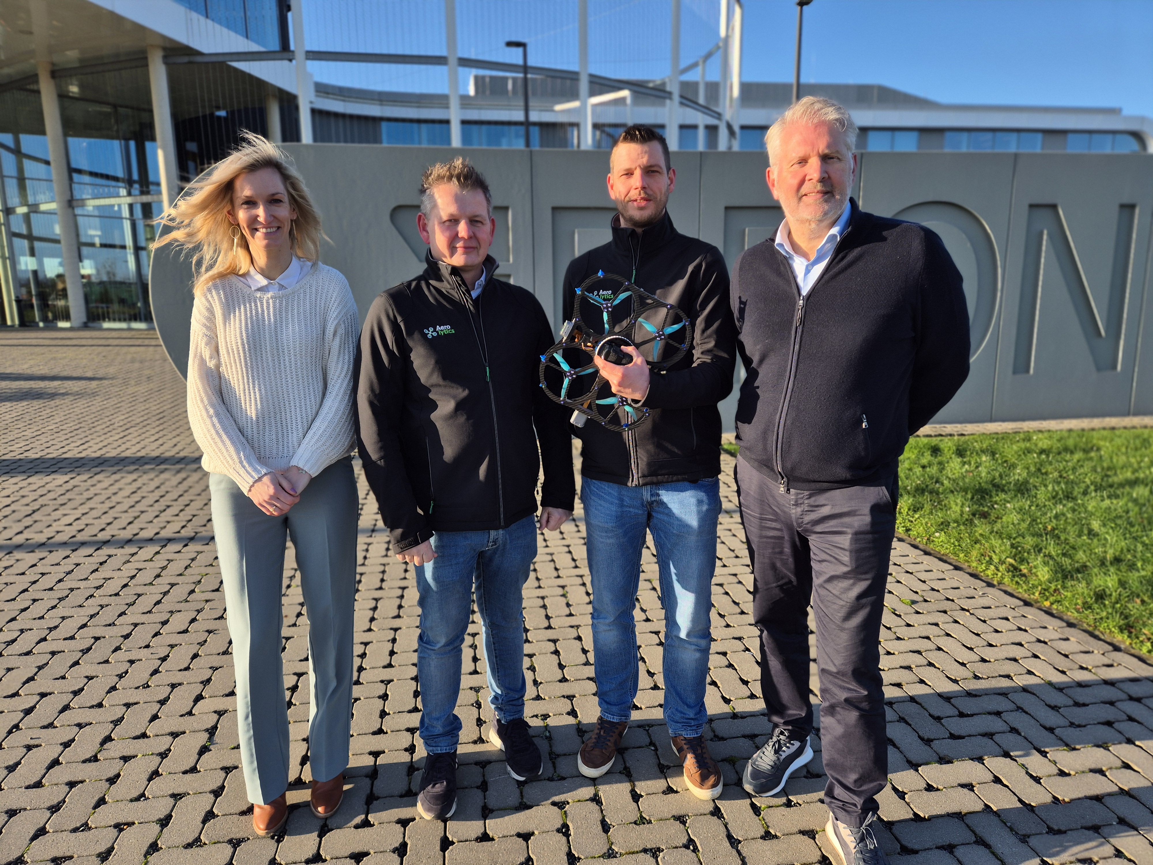 Ellen Olislagers (Voka - KvK Limburg), Tom Verstappen & Maarten Kesselaers (Aerolytics) en Ward Decaluwe (DronePort)