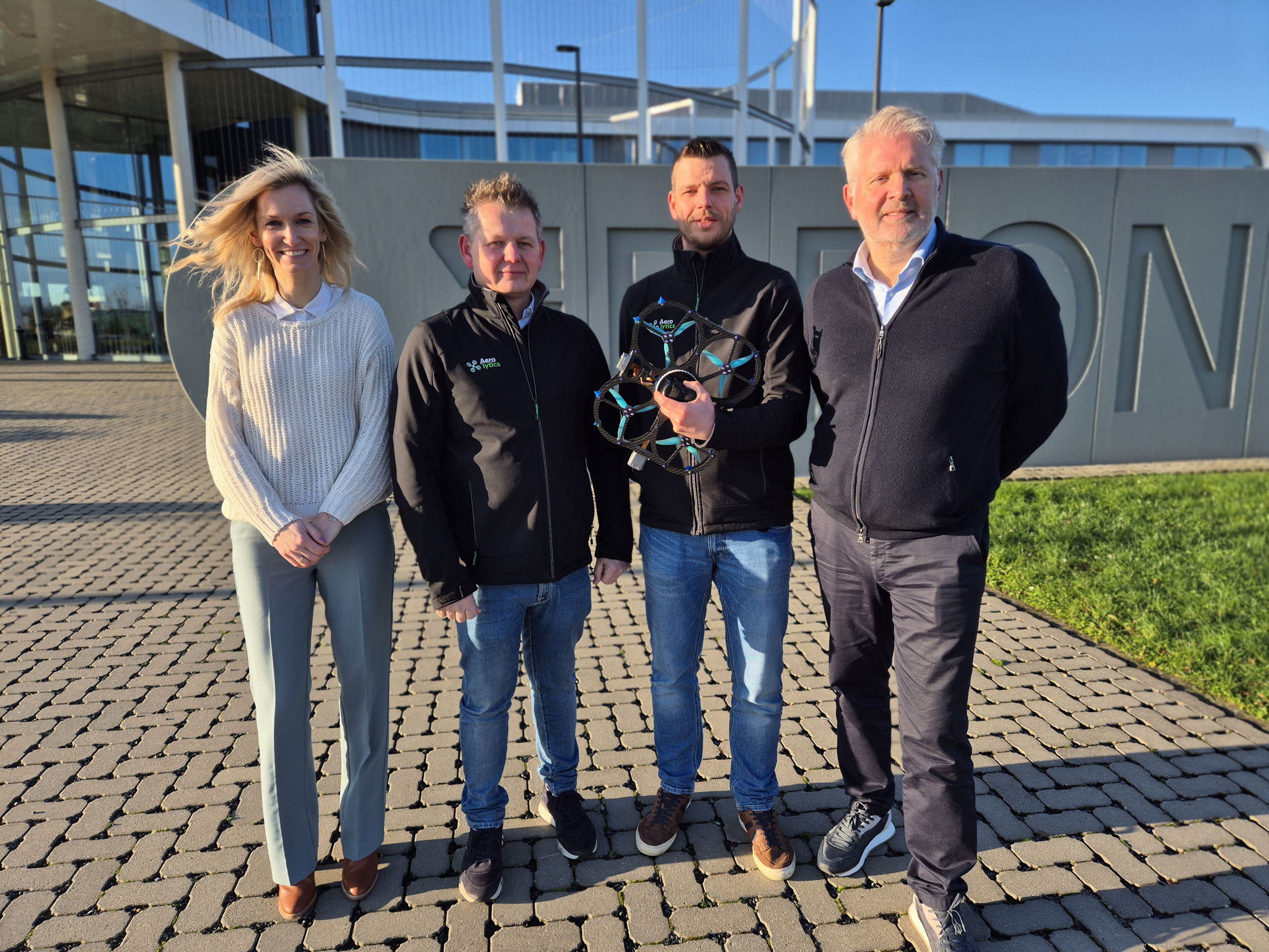 Ellen Olislagers (Voka - KvK Limburg), Tom Verstappen & Maarten Kesselaers (Aerolytics) en Ward Decaluwe (DronePort) Ellen Olislagers (Voka - KvK Limburg), Tom Verstappen & Maarten Kesselaers (Aerolytics) en Ward Decaluwe (DronePort)