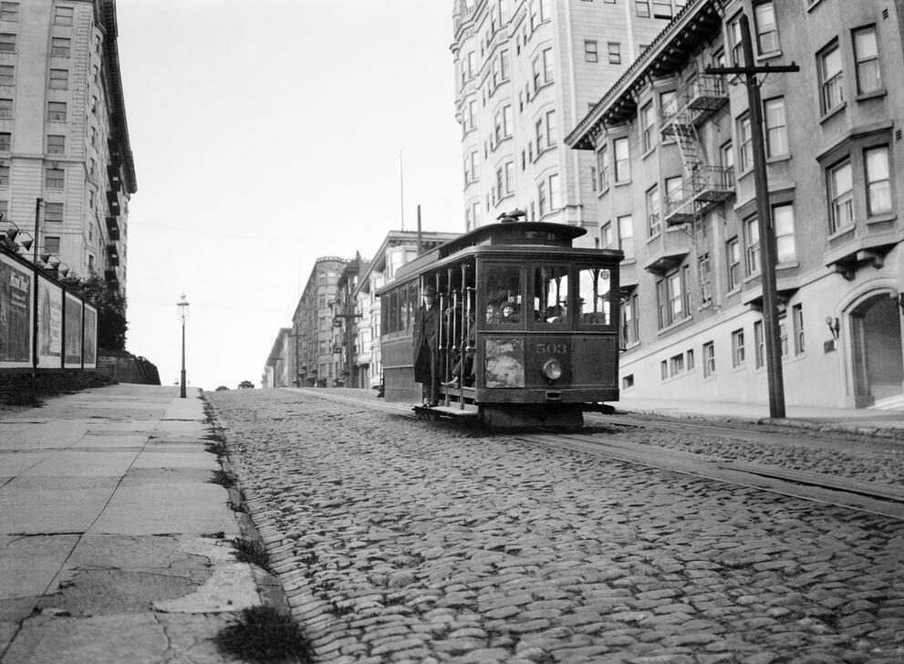 AKG7725458  1910s SAN FRANCISCO CABLE CAR GOING UP HILL ON BRICK ROAD, CALIFORNIA. © akg-images / ClassicStock