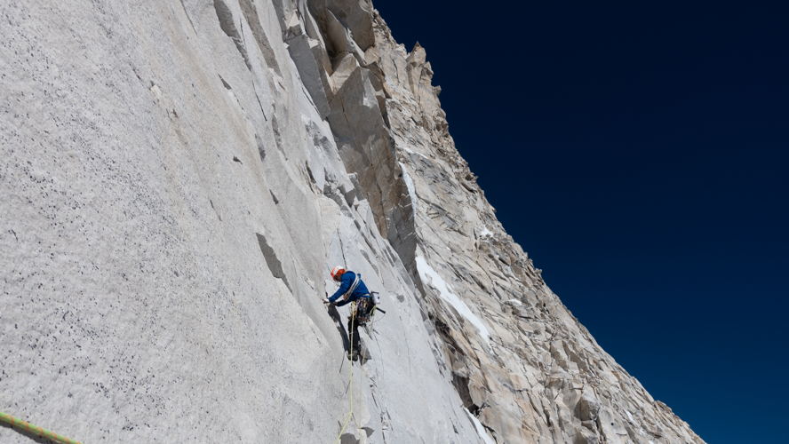 Jonas Schild climbing where there still was a dihedral 2021 (© Stephan Siegrist)