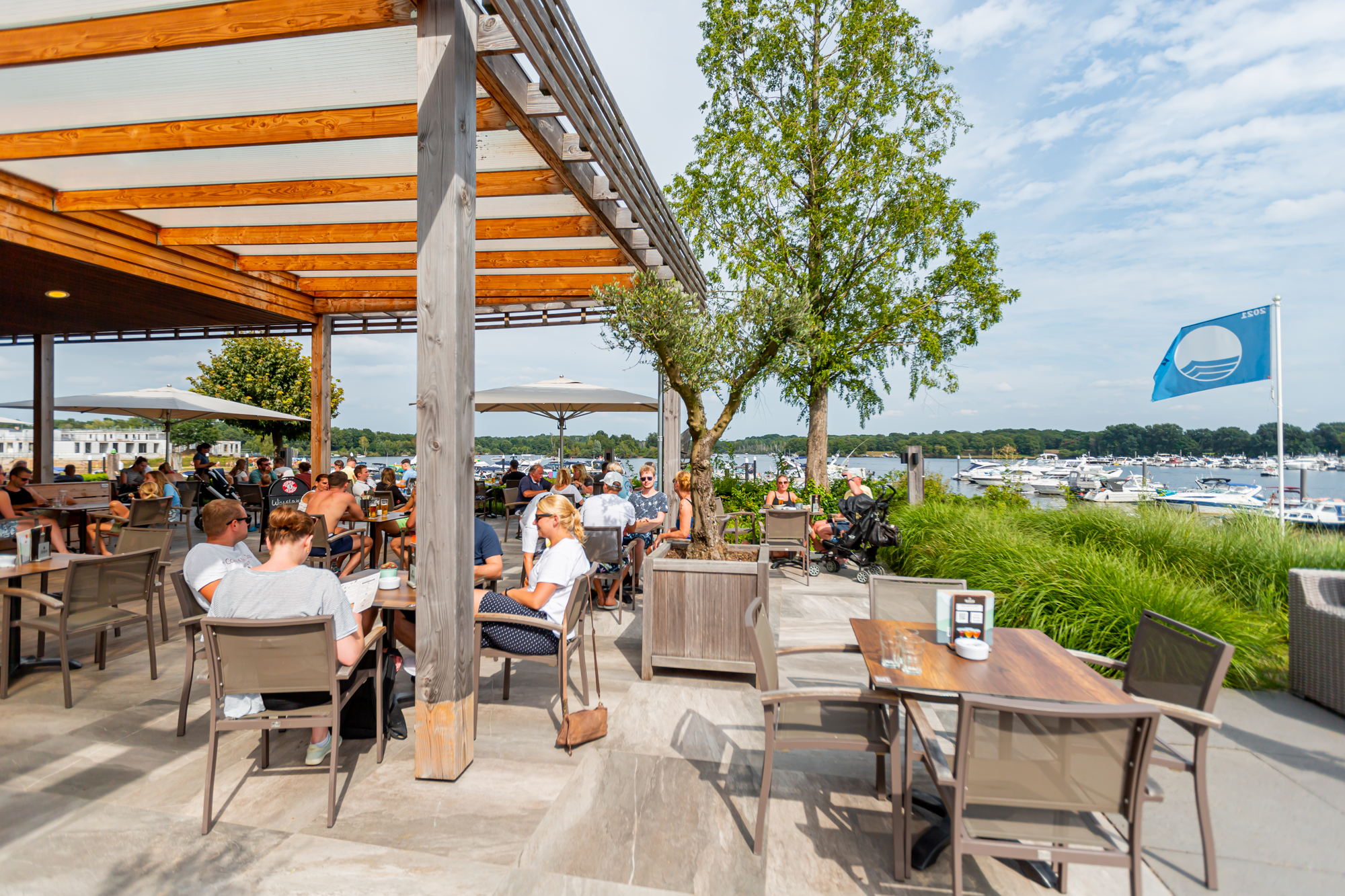 Terras en haven Leukermeer