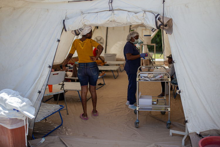 Haiti CTC Cité Soleil - MSF nurse makes sure the patients in the tent receive rehydration treatment in order to prevent severe diarrhea and vomiting. Copyright : Alexandre Marcou/MSF 