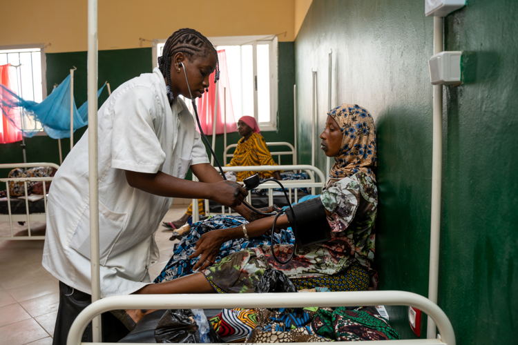 Samaboula Macalou, a nurse, takes the vital signs of Oumou Sangaré, a woman who has just given birth at the Niono C3 community health centre. Copyright: Mohamed Dayfour Diawara Samaboula Macalou, a nurse, takes the vital signs of Oumou Sangaré, a woman who has just given birth at the Niono C3 community health centre. Copyright: Mohamed Dayfour Diawara
