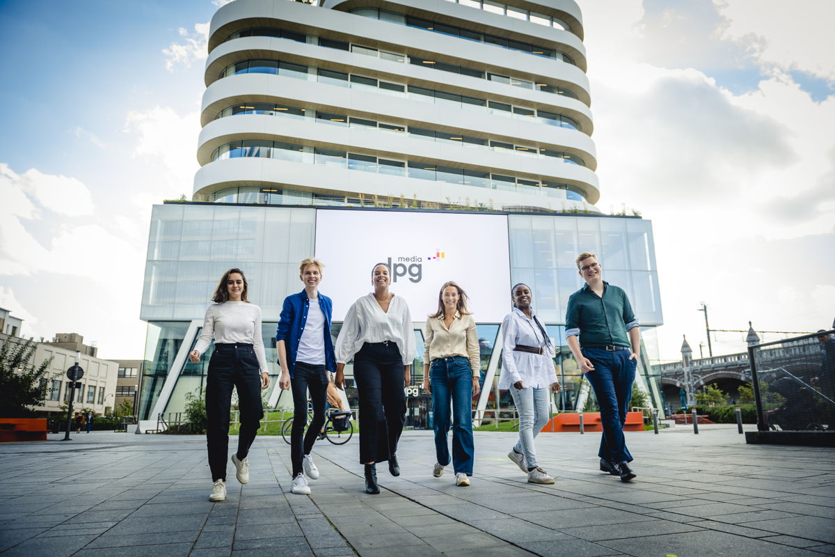 Glenn, Margo, Nikias, Ester, Rachel en Chloë voor het iconische gebouw van DPG Media in Antwerpen. 