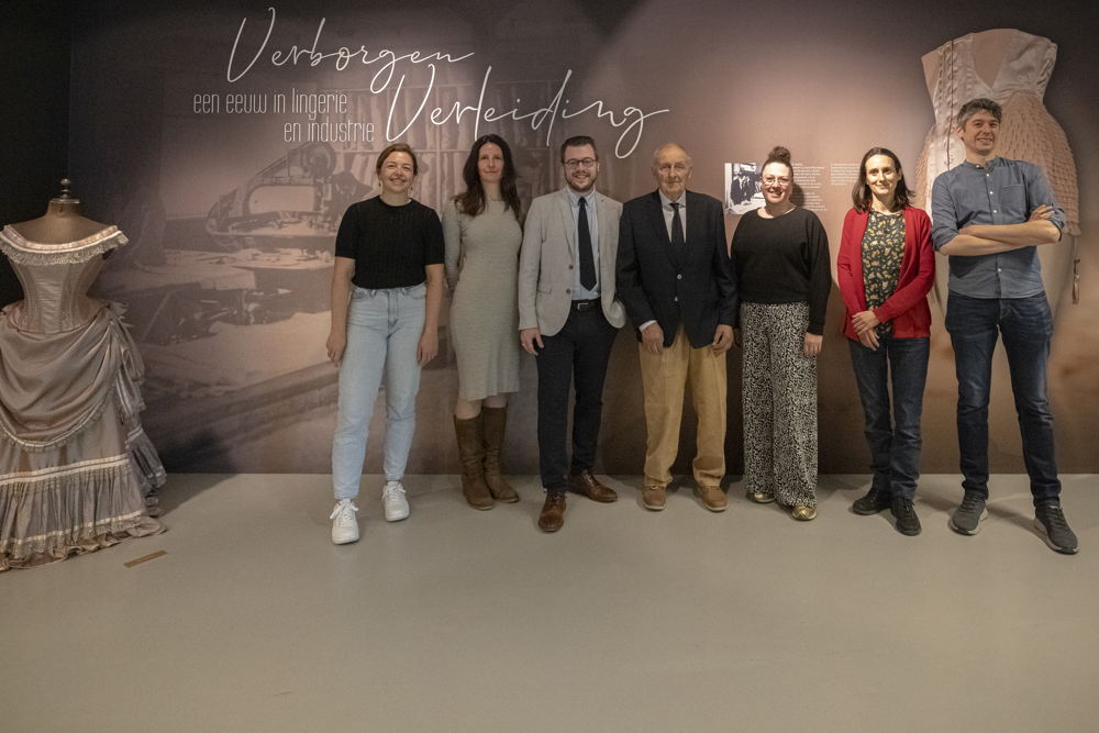 gedeputeerde David Coppens en Armand Miclotte geflankeerd door medewerkers van Erfgoedsite Ename en partners van de tentoonstelling