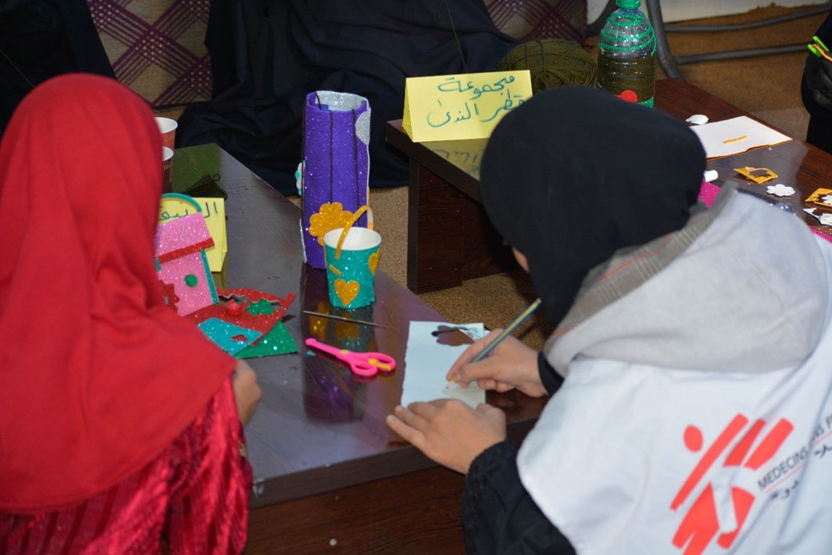 An MSF counselor educator facilitating recreational activities during a women’s group session, Al-Hol camp, northeast Syria, 13/12/2023.